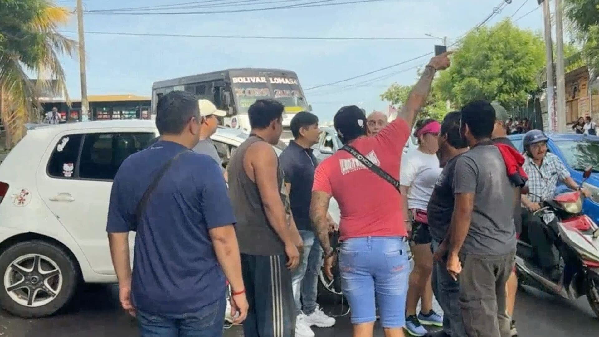 Manifestantes Bloquean Vialidad por Falta de Luz en la Zona Norte de Veracruz Puente Torrentes