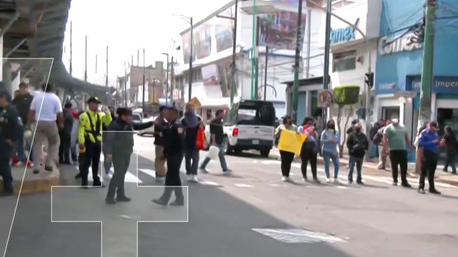 Bloqueo en Avenida Tláhuac Provoca Afectaciones; Padres de Familia Cierran la Circulación