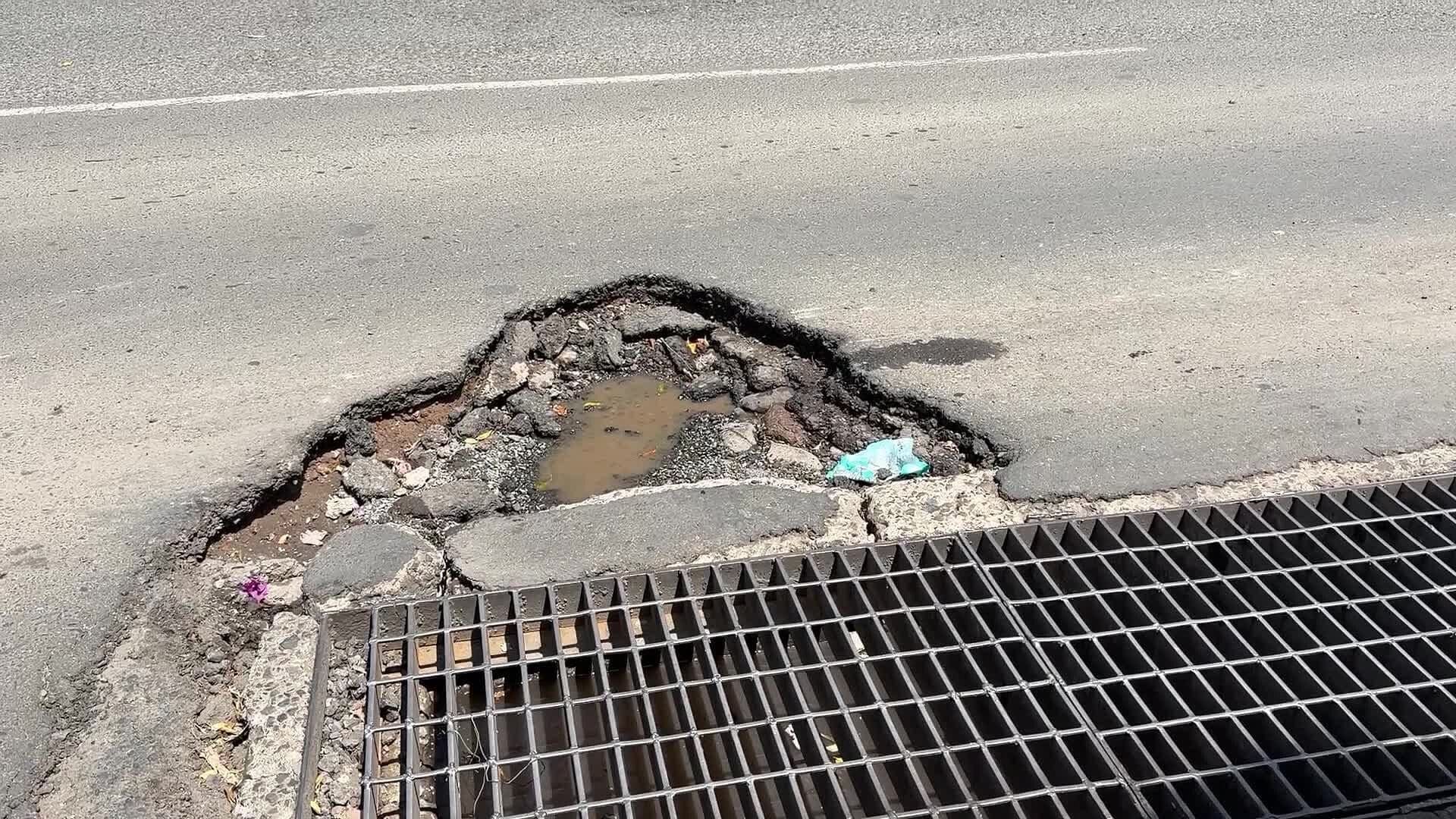 Enorme Bache Pone en Riesgo a Automovilistas en Avenida Felipe Carrillo Puerto
