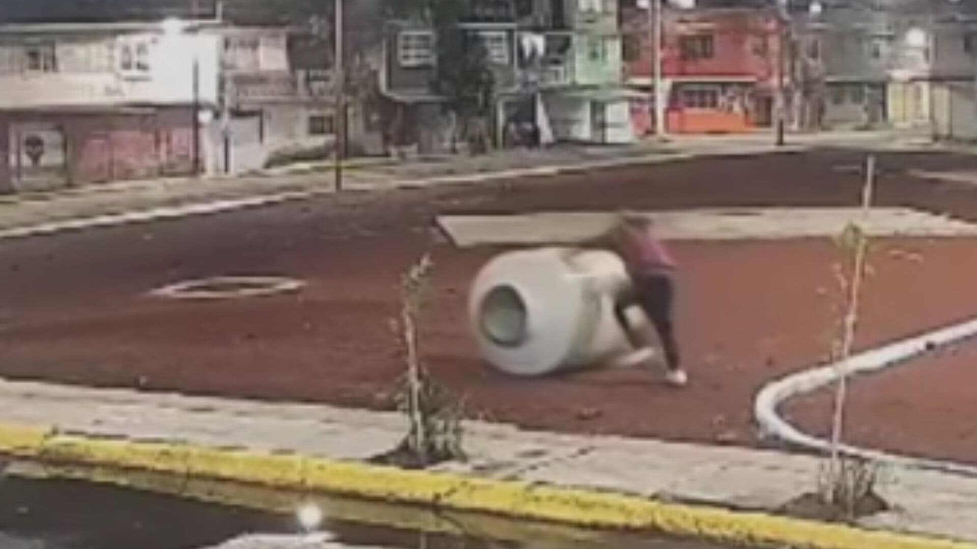 Video | Sujeto Roba Tinaco y se lo Lleva Rodando en Ecatepec