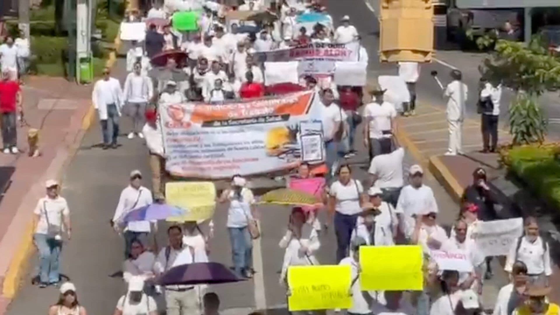 Marchan Empleados del Sector Salud en Xalapa por Falta de Medicamento