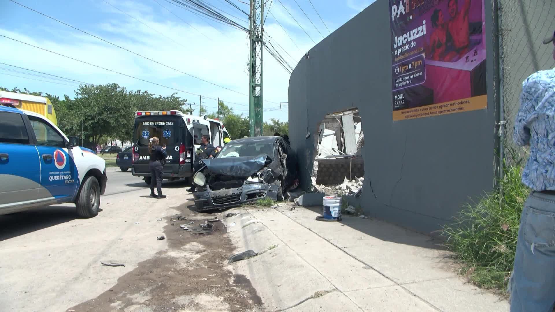 Conductor Pierde el Control y se Impacta Contra Muro de Motel en Querétaro