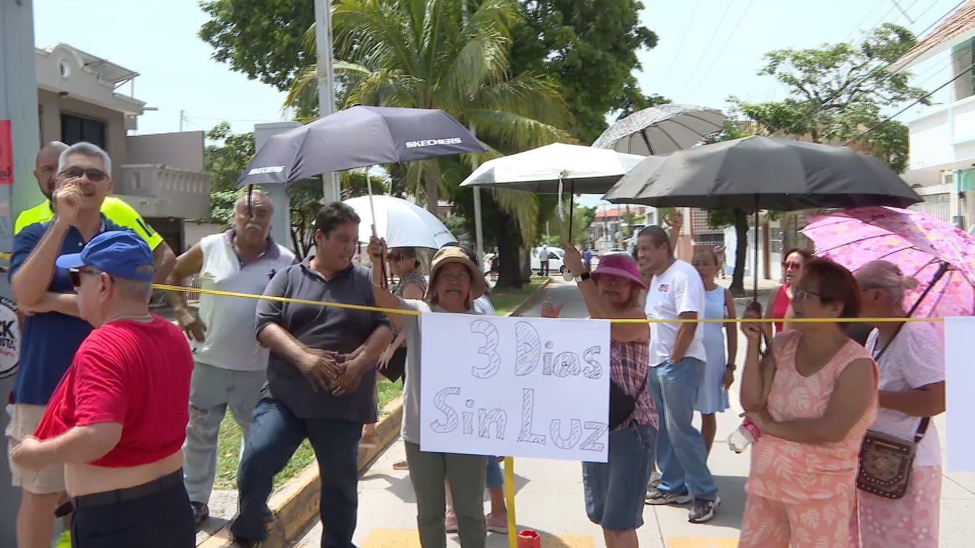 Vecinos de Boca del Río Bloquean Calles por Falta de Energía Eléctrica