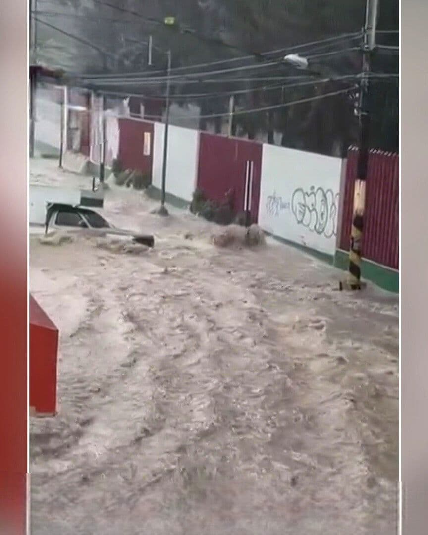 Fuerte Lluvia Inunda Deportivo Caracoles y Arrastra Camioneta en Tlalnepantla