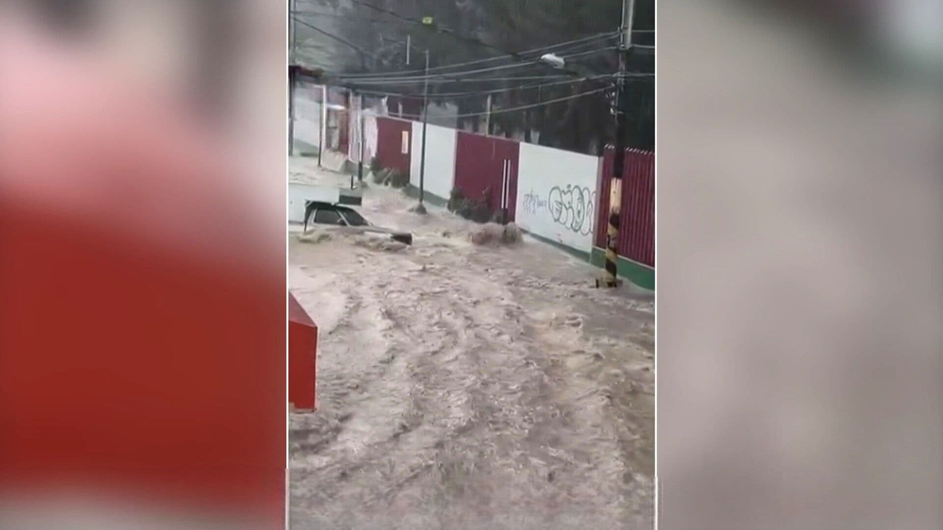 Fuerte Lluvia Inunda Deportivo Caracoles y Arrastra Camioneta en Tlalnepantla