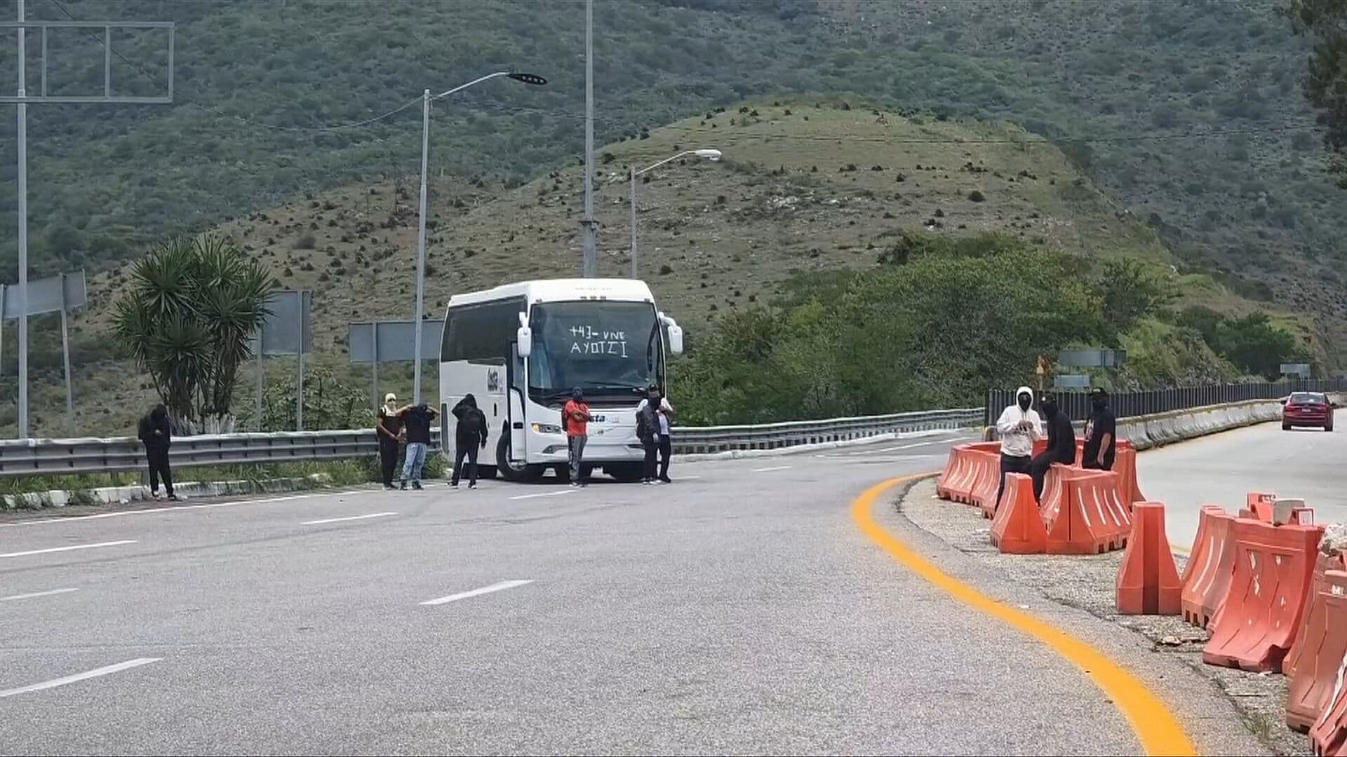 Normalistas Toman Autobuses en Caseta de Palo Blanco, Guerrero