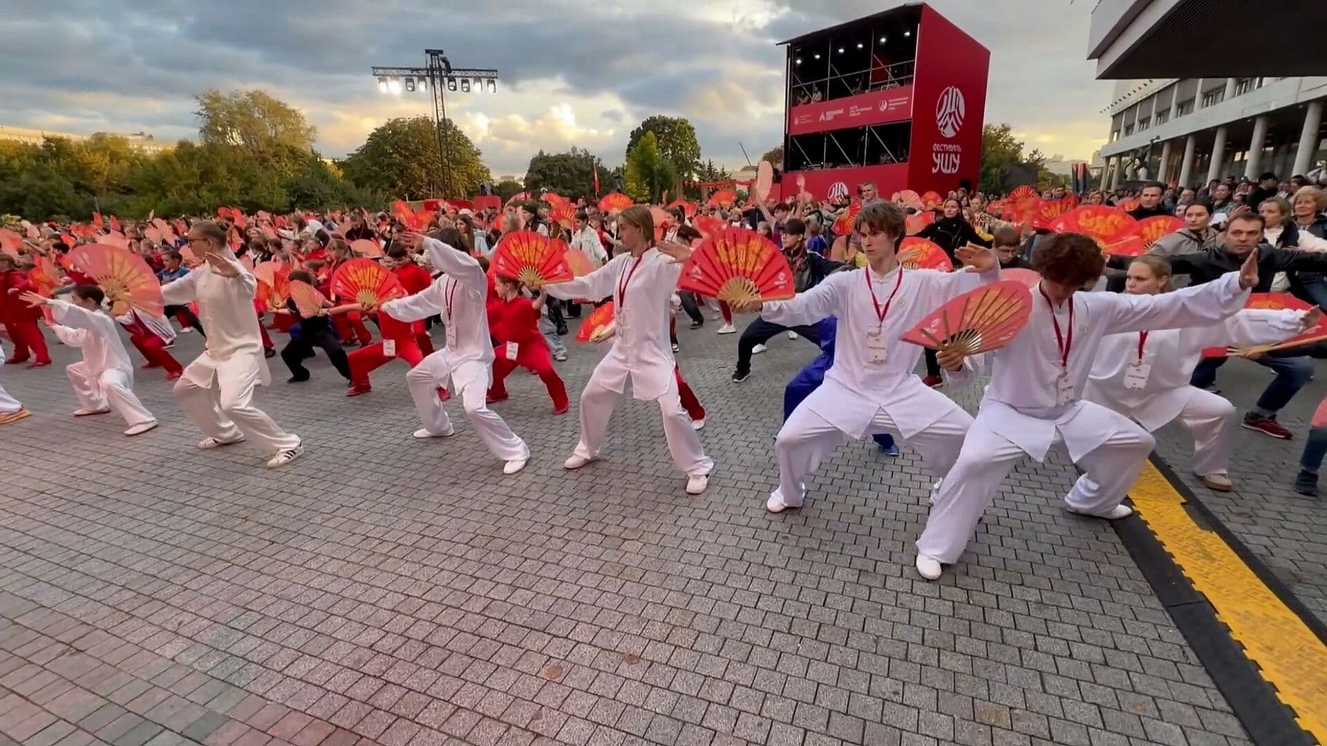 Rompen Récord de Práctica de Wushu con Abanicos