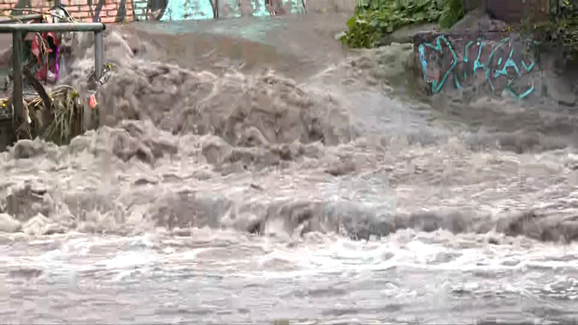 Como Cascadas: Lluvias Provocan Fuerte Descenso de Agua en Ecatepec