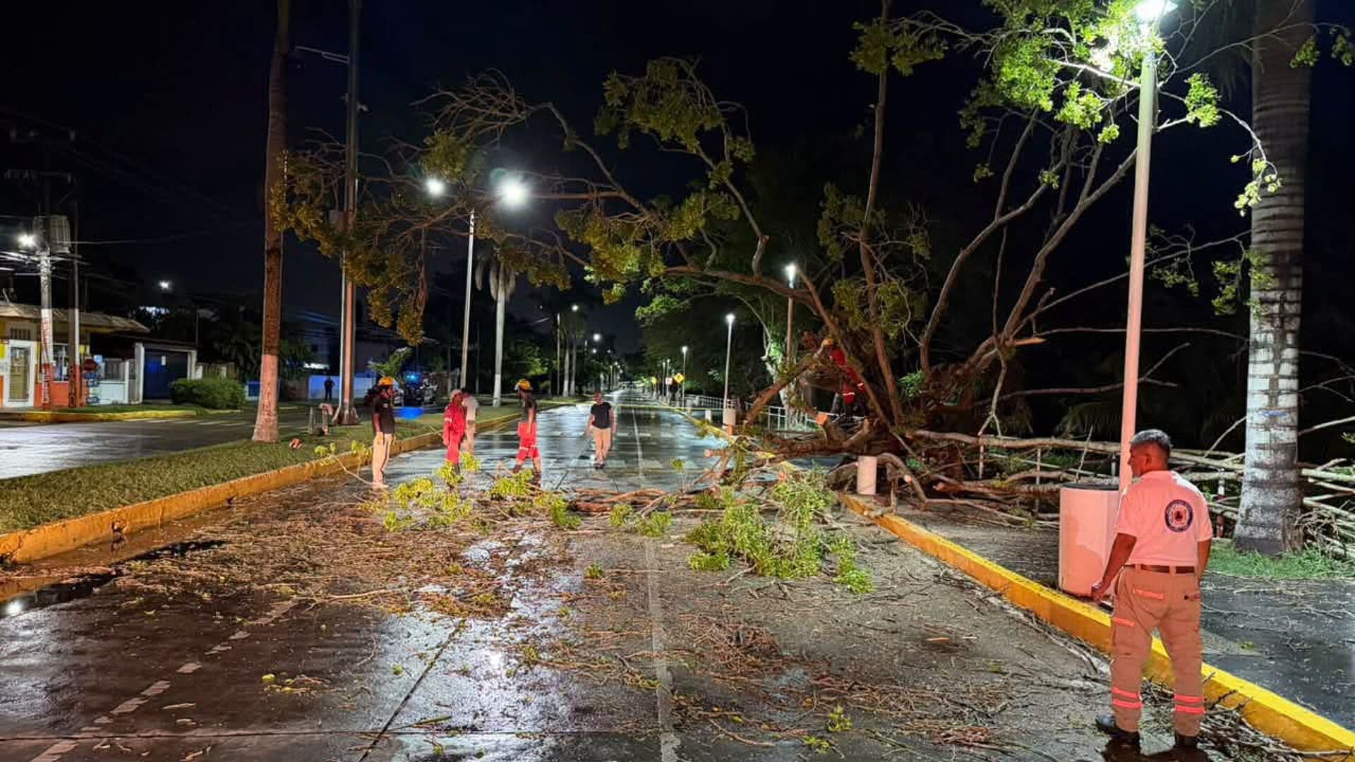 Tormenta Eléctrica Provoca Cortes de Energía Eléctrica en Colonias de Tuxpan al Norte de Veracruz