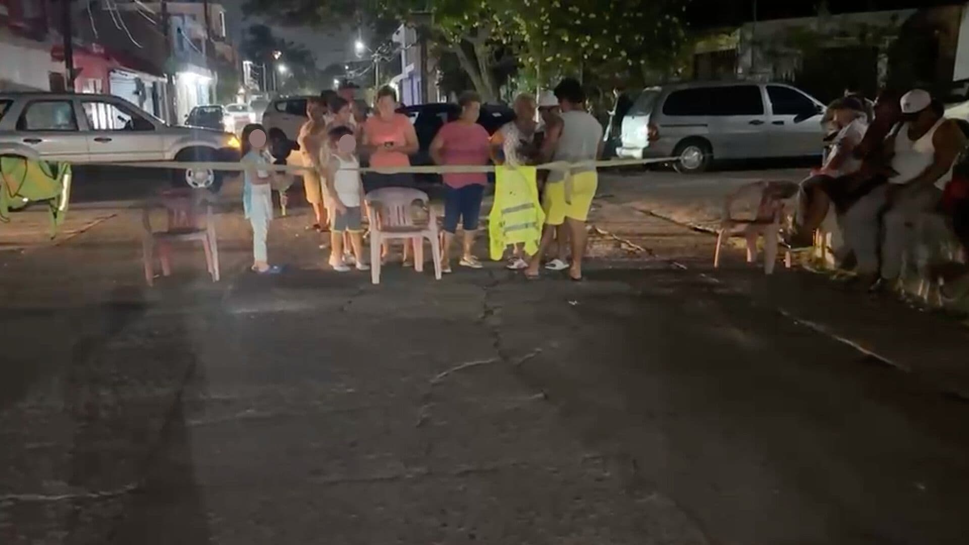Habitantes de Colonia Ricardo Flores Magón Boca del Río Veracruz Bloquean Avenida Ruiz Cortines por Falta de Electricidad