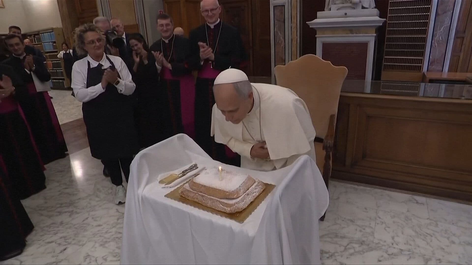 Papa León XIV Celebra Su Cumpleaños con Inauguración de Exposición