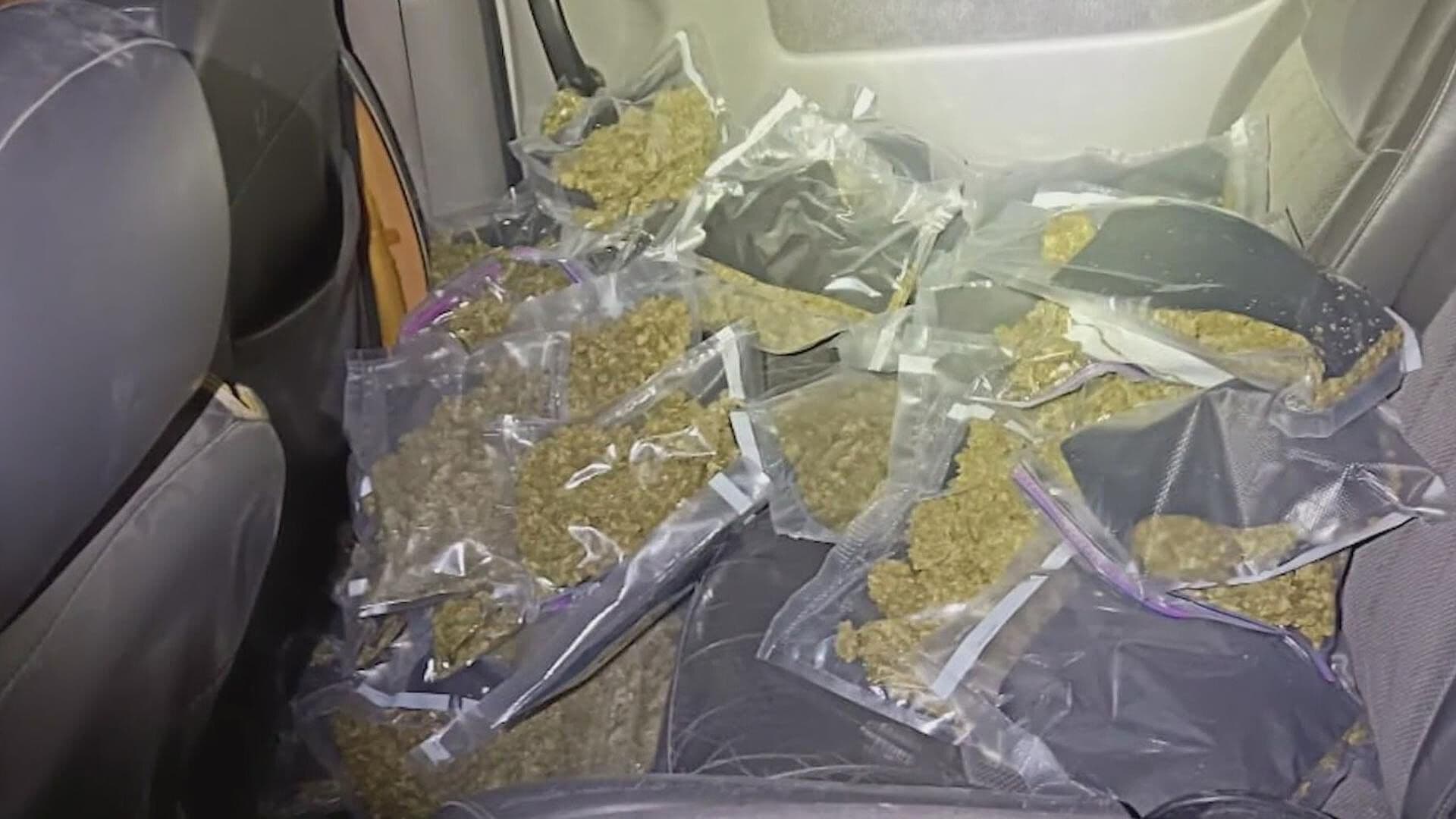 Hallan Camioneta Abandonada con Droga en Col. Moderna en Monterrey