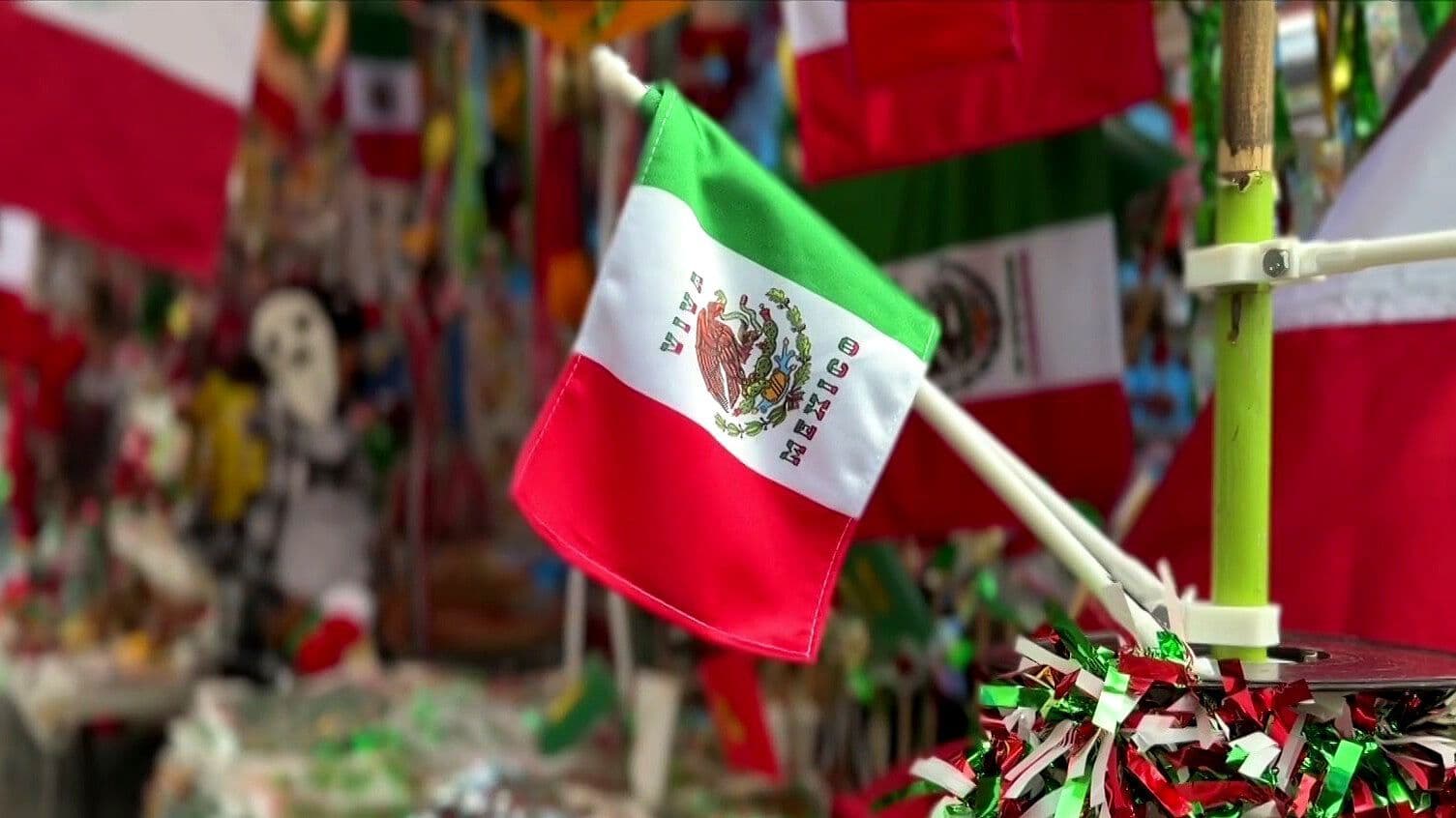 Artesanos Trabajan durante Meses en Adornos para Festejos Patrios en México