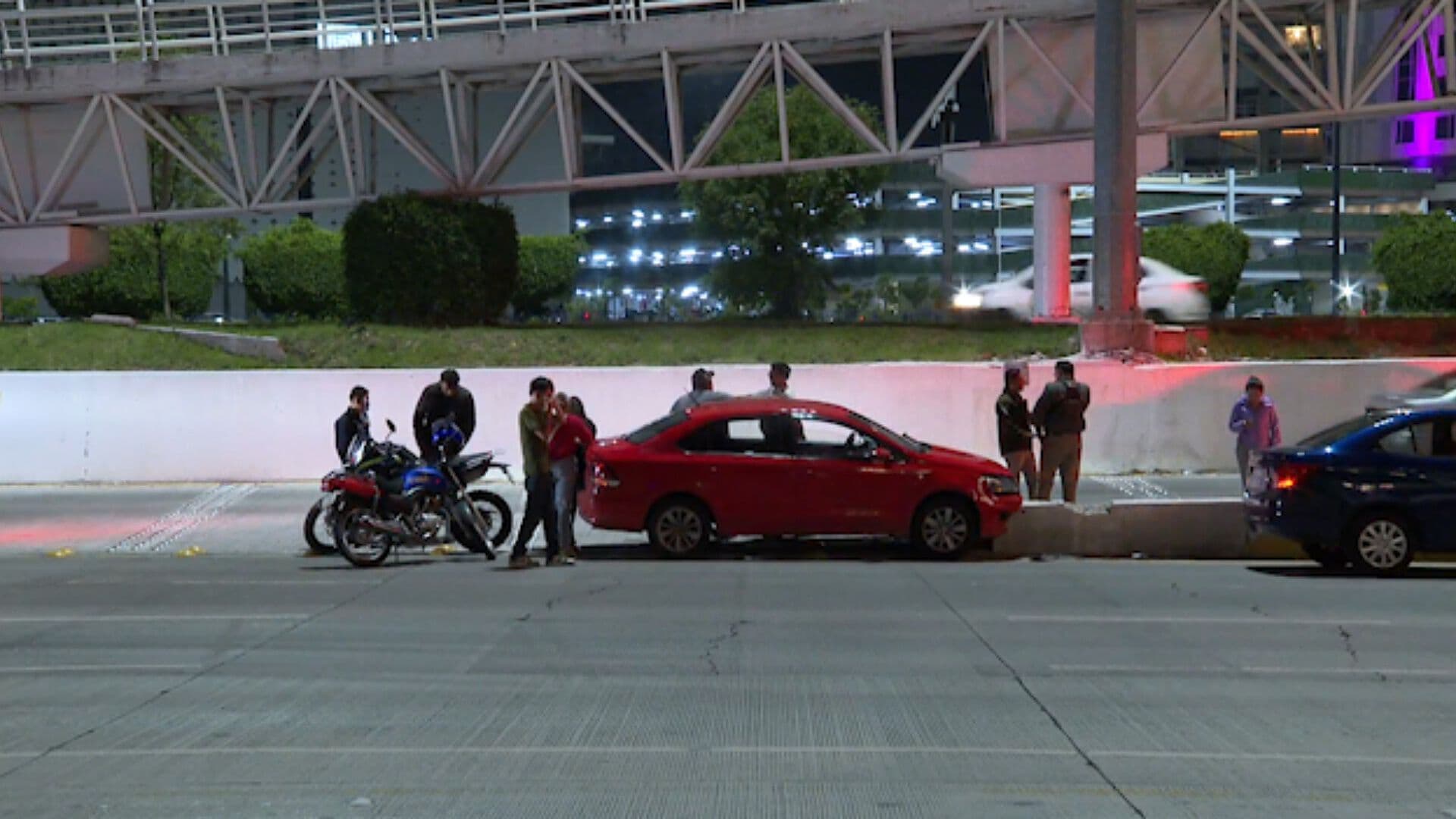 Mujer Lesionada por Choque de Moto y Auto Rojo en Vía Atlixcáyotl Osa Mayor Puebla