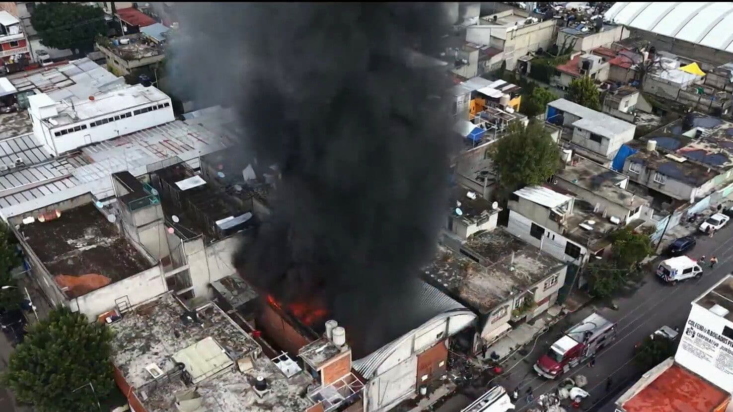 Así se Ve Desde el Aire el Fuerte Incendio en una Bodega de Reciclaje en Iztapalapa