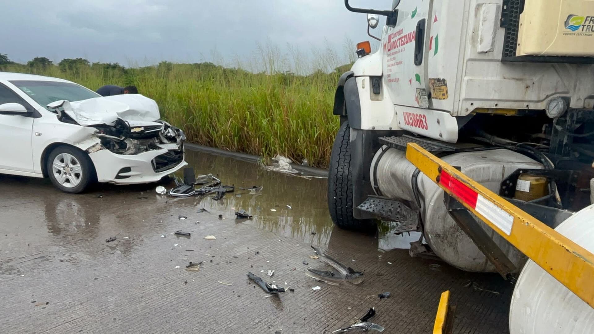 Camión Transportador de Cemento Pierde el Control y Provoca Accidente en Veracruz