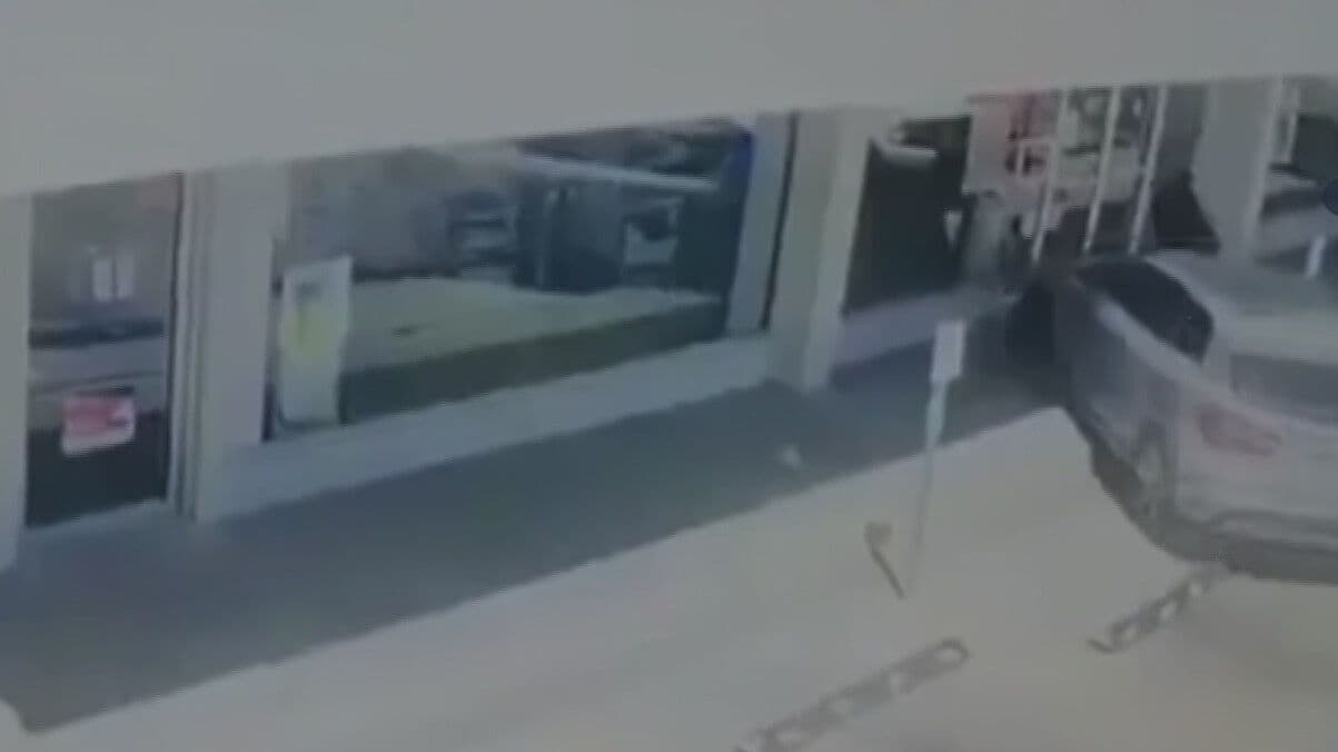VIDEO | Conductor Confunde Pedales y Atropella a Mujer en San Pedro Garza García, Nuevo León
