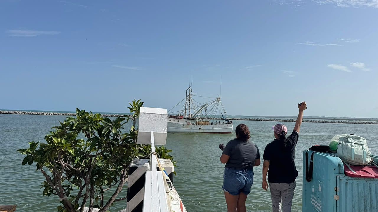 Despiden a la Flota Camaronera en Playa Miramar: Zarpada Hacia la Alta Mar en Tamaulipas