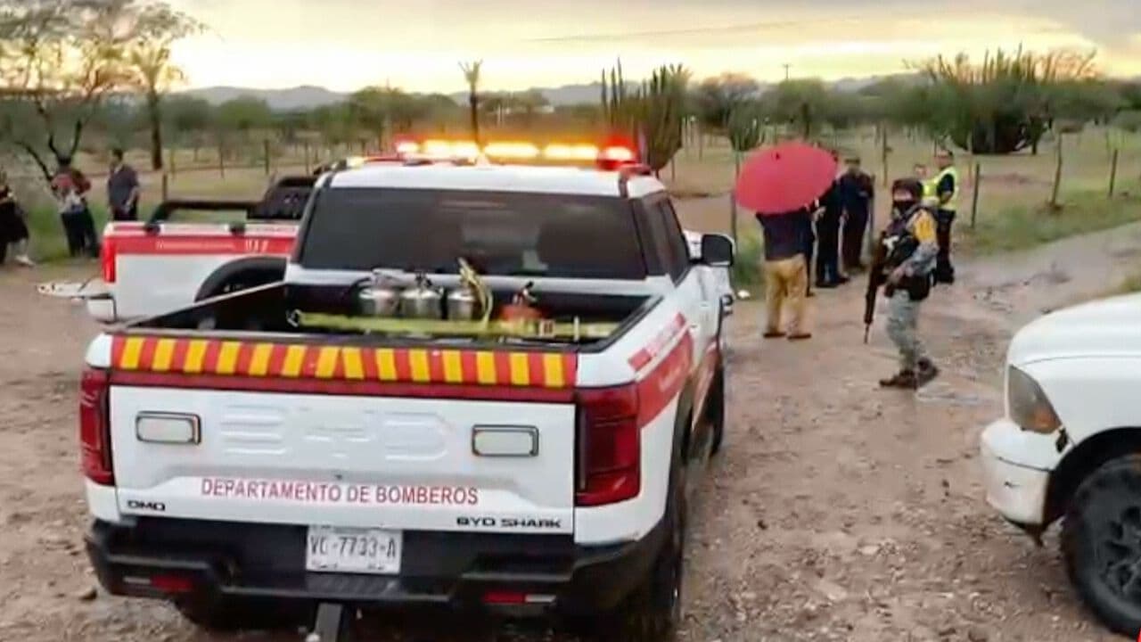 Bomberos Rescatan a Padre e Hijo Tras Quedar Atrapados por Lluvias en Hermosillo