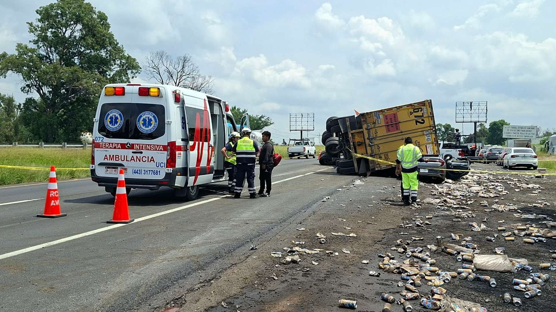 Tráiler que Transportaba Cerveza Vuelca y Deja a Persona sin Vida en Autopista Zapotlanejo