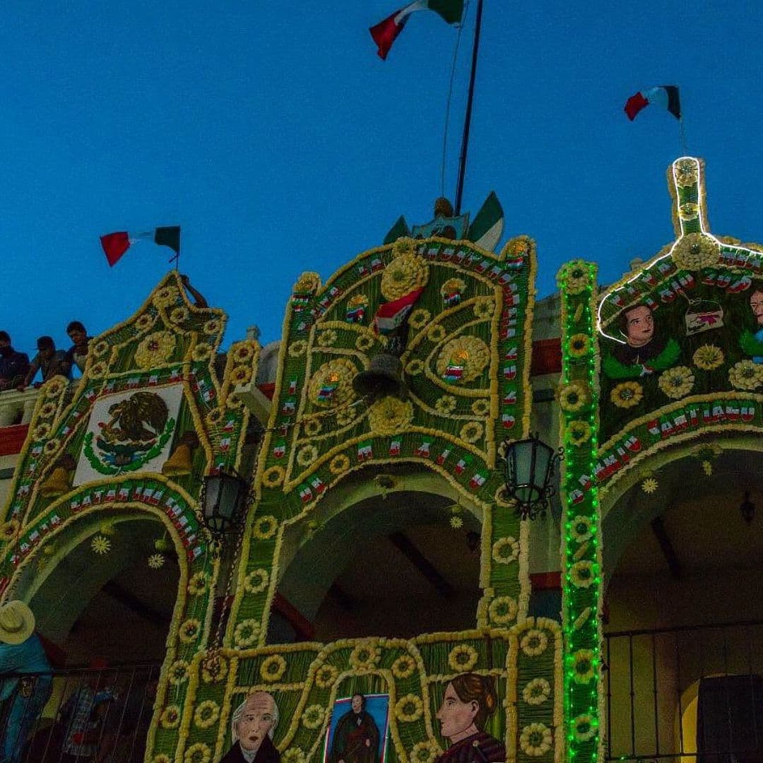 Realizan el Desfile de los Arcos de Cucharilla en Izúcar de Matamoros, Puebla