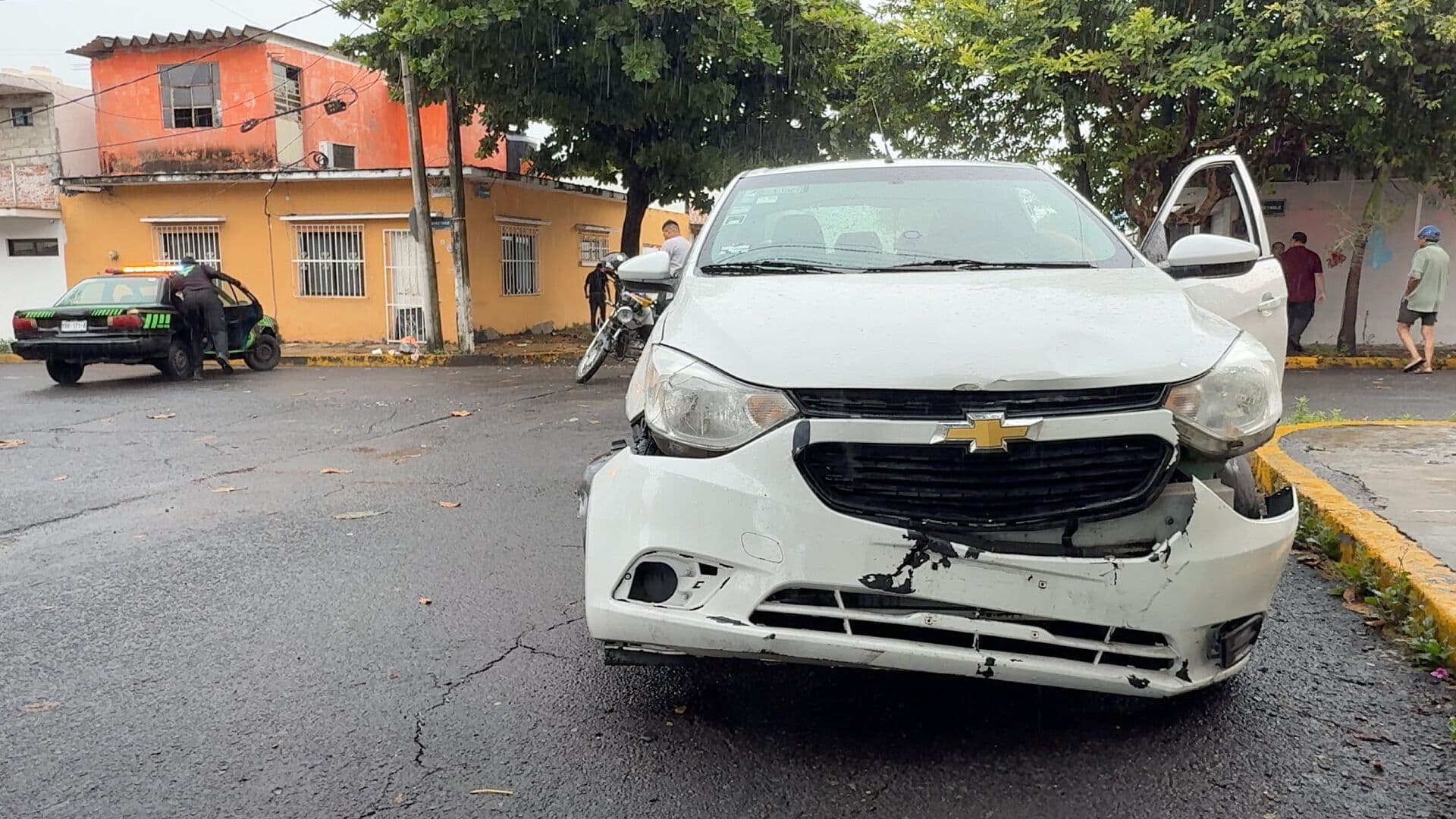 Motociclistas Terminan Lesionados tras Impactarse con un Vehículo en Avenidas Constituyentes Sánchez Tagle Colonia Centro Veracruz