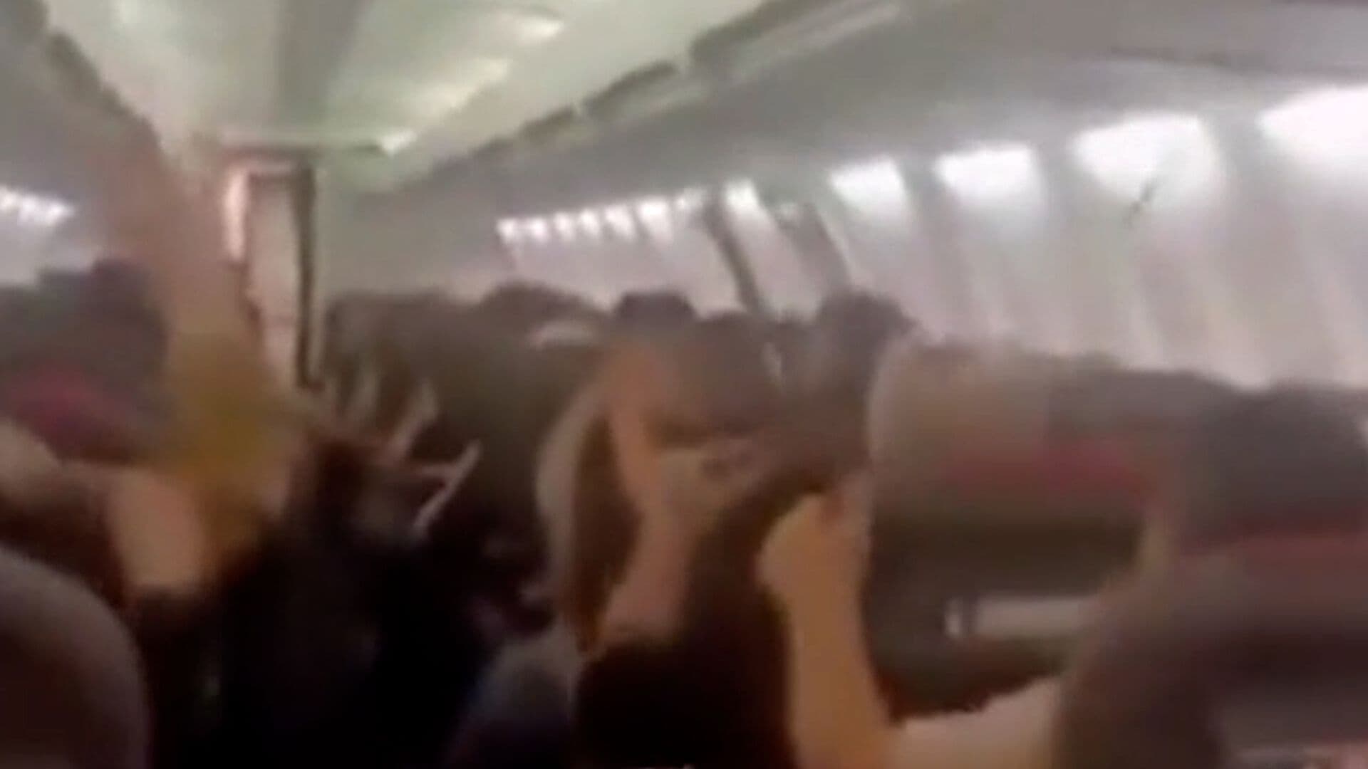 Pánico en pasajeros por falla de avión
