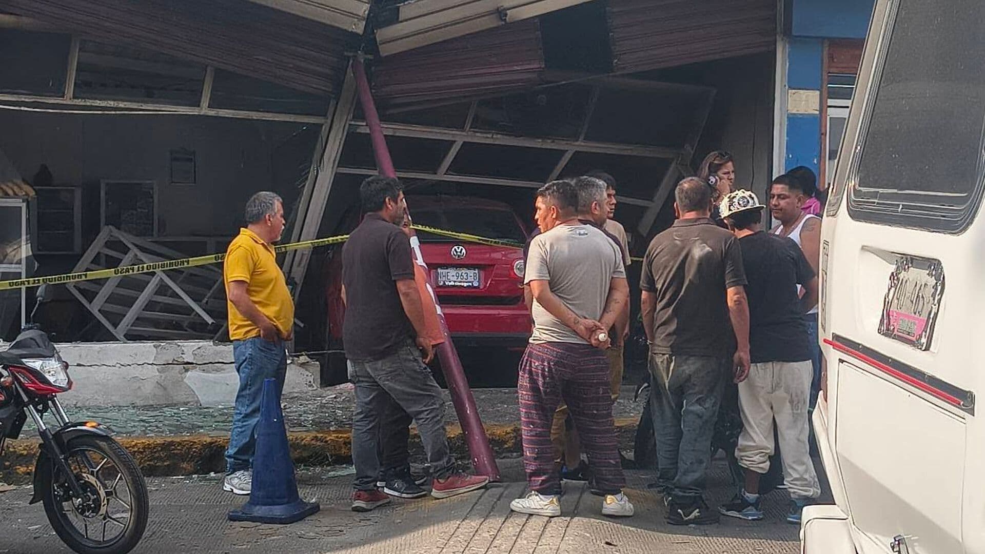 Así Terminó un Vehículo Dentro de una Panadería en Naucalpan