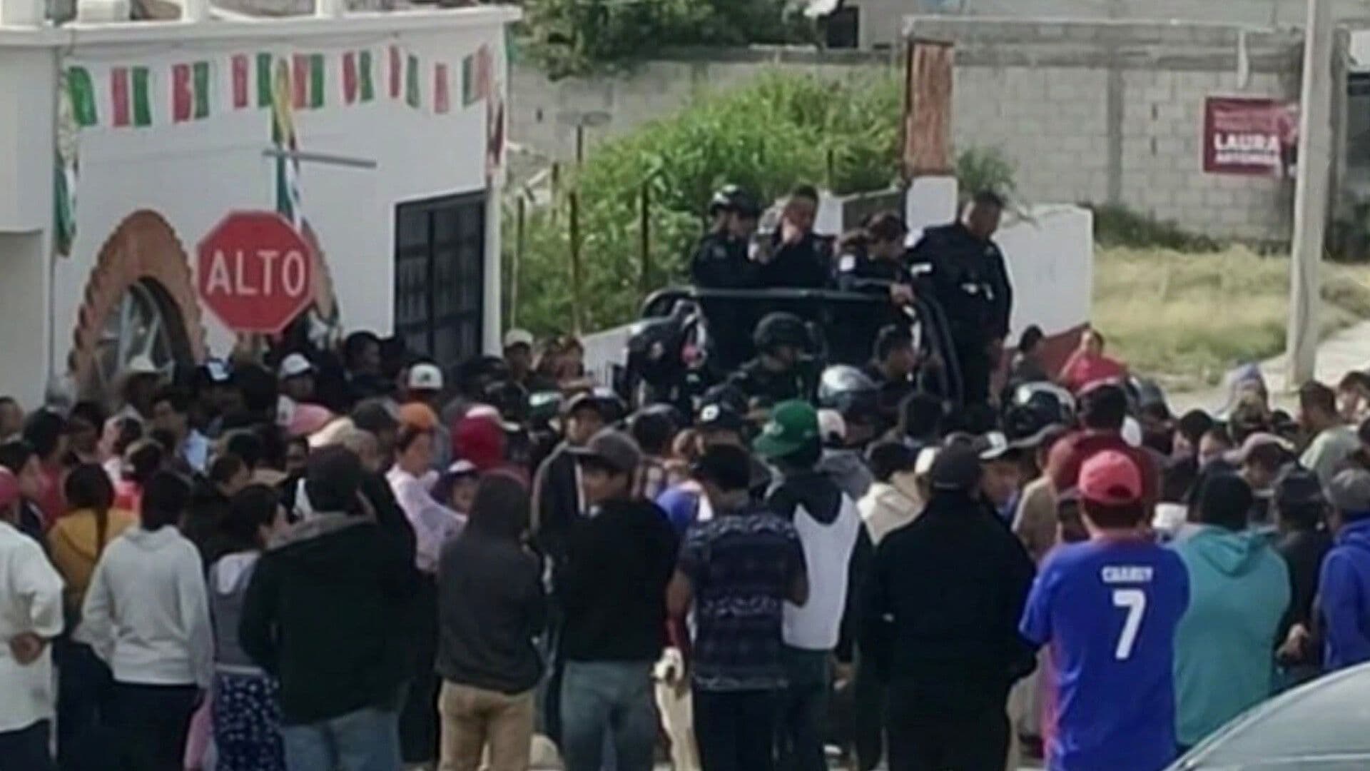 Policías Rescatan a Cuatro Hombres de ser Linchados en Puebla