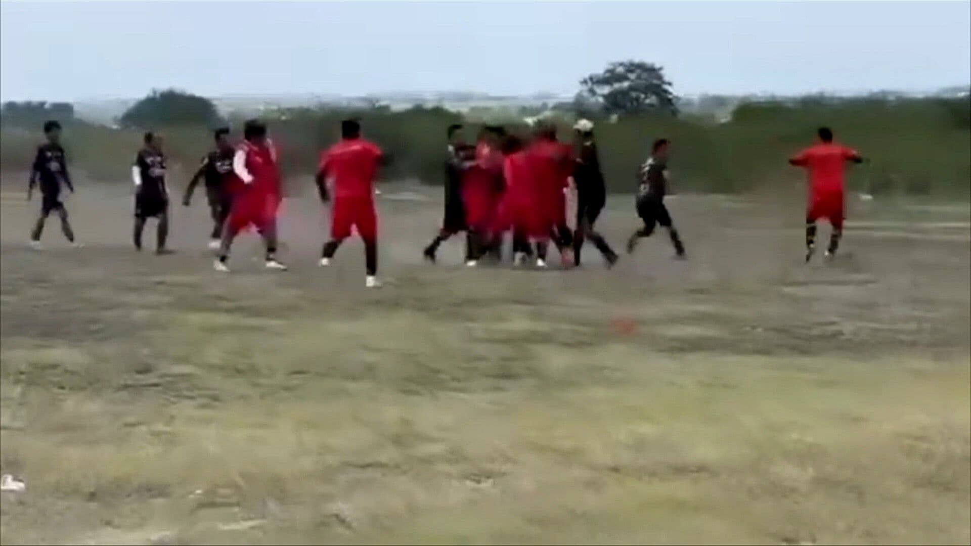 Video: Hombres se Pelan durante Partido de Futbol Amateur en Puebla