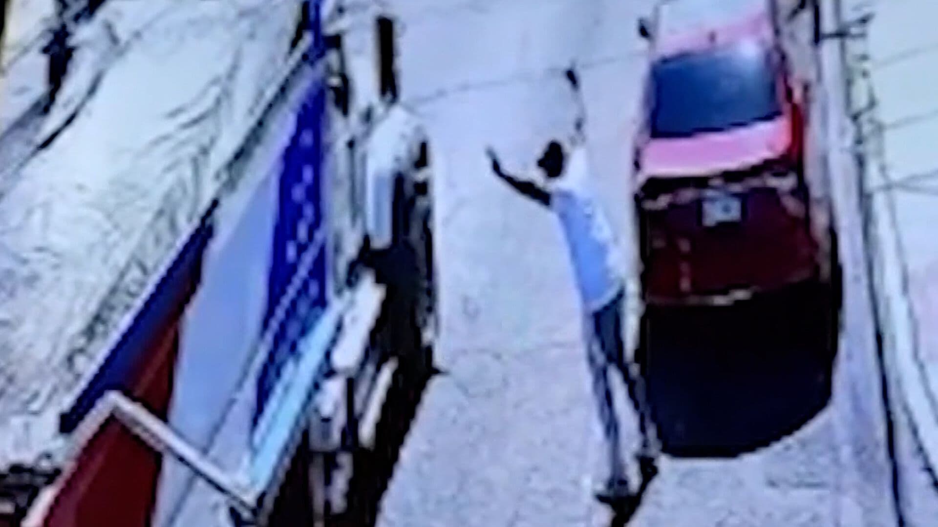 Camión Arrolla a Joven Distraída con el Celular