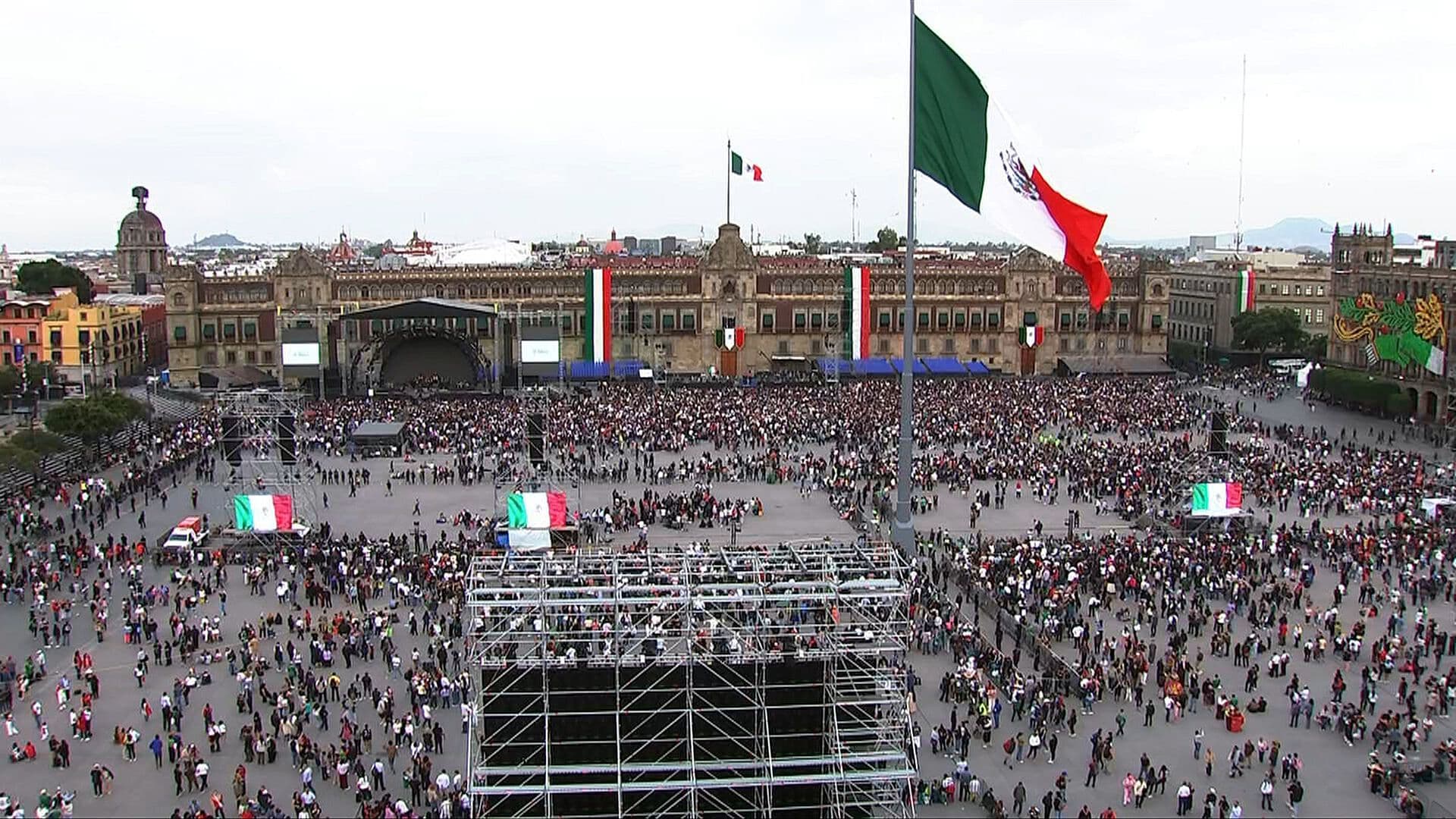 Zócalo se Va Llenando para El Grito