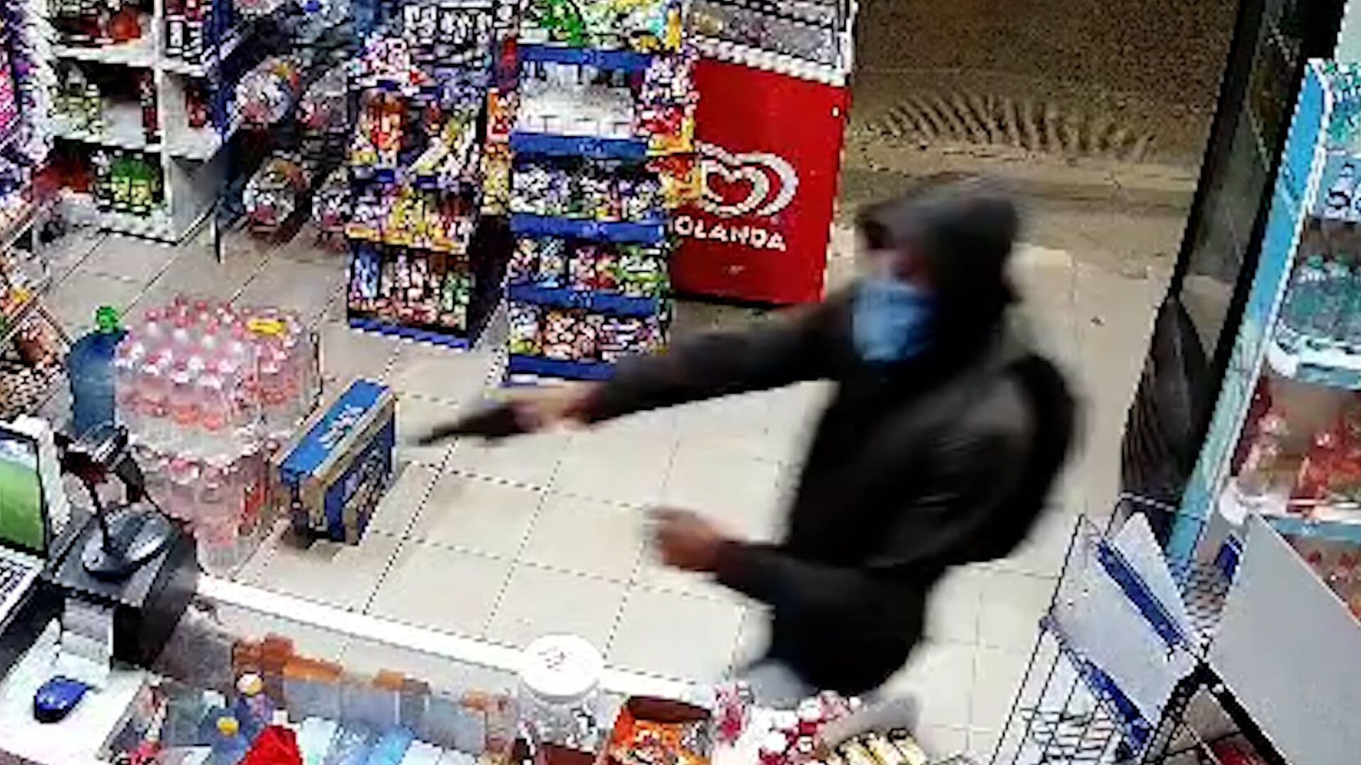 Hombre Asalta con Pistola en Tienda