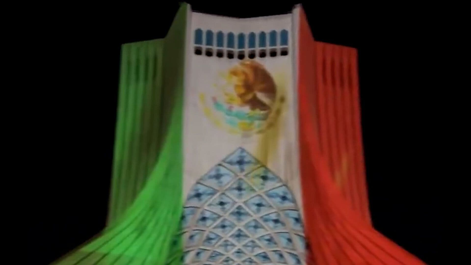 Torre Azadi Se Ilumina con la Bandera de México