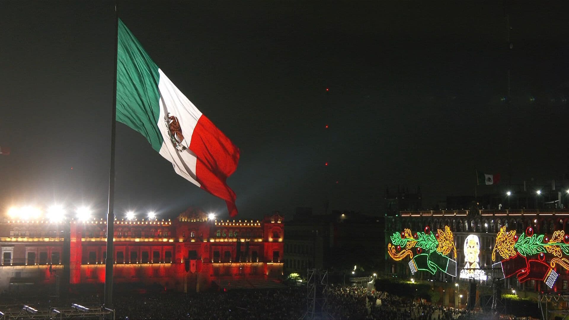 Miles de Personas en el Zócalo para la Ceremonia del Grito de Independencia