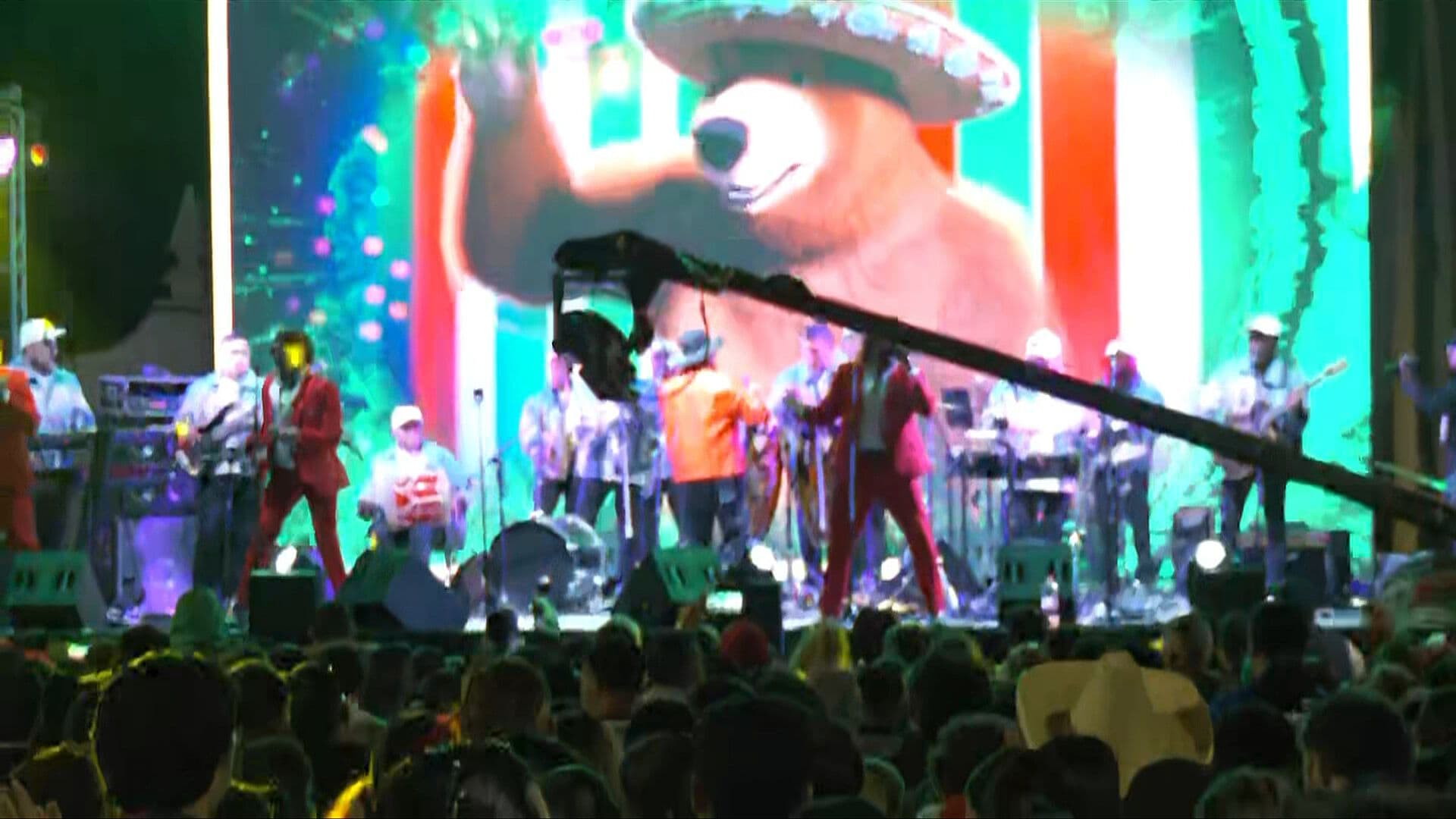 Merenglass Cierra Fiesta del Grito con Música y Pirotecnia en Coyoacán