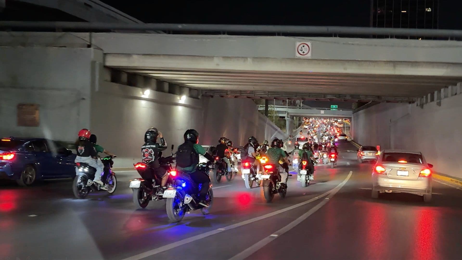 Motociclistas Toman Calles del Centro de la Ciudad de Monterrey