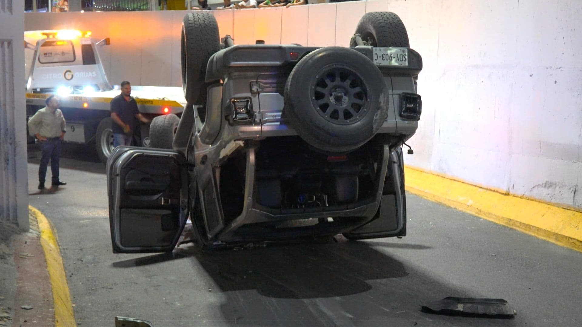 Vuelca Camioneta y Conductor Sale Ileso en la Av. Garza Sada en Monterrey