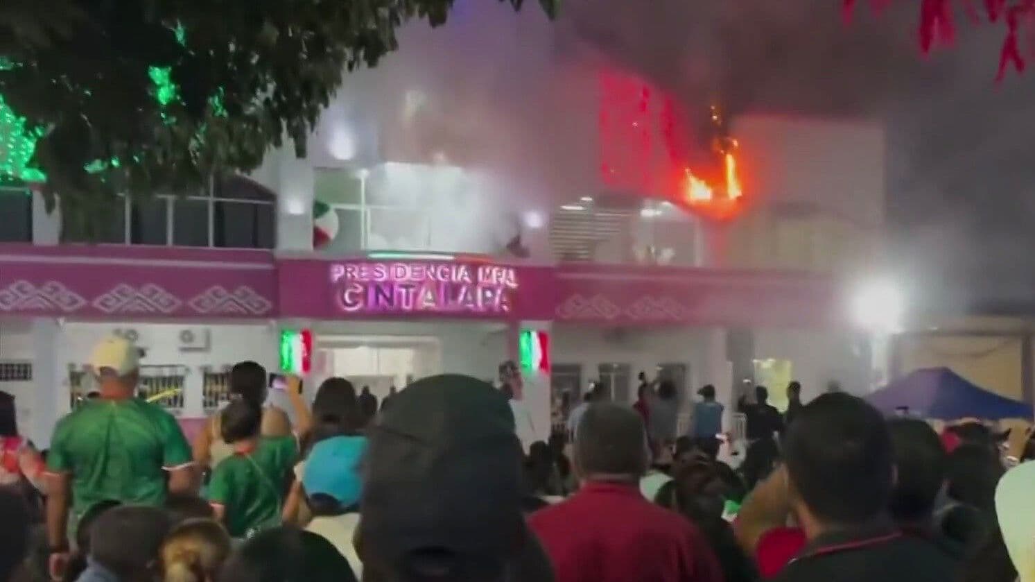 Se Incendian Adornos Patrios durante Festejos en Cintalapa, Chiapas
