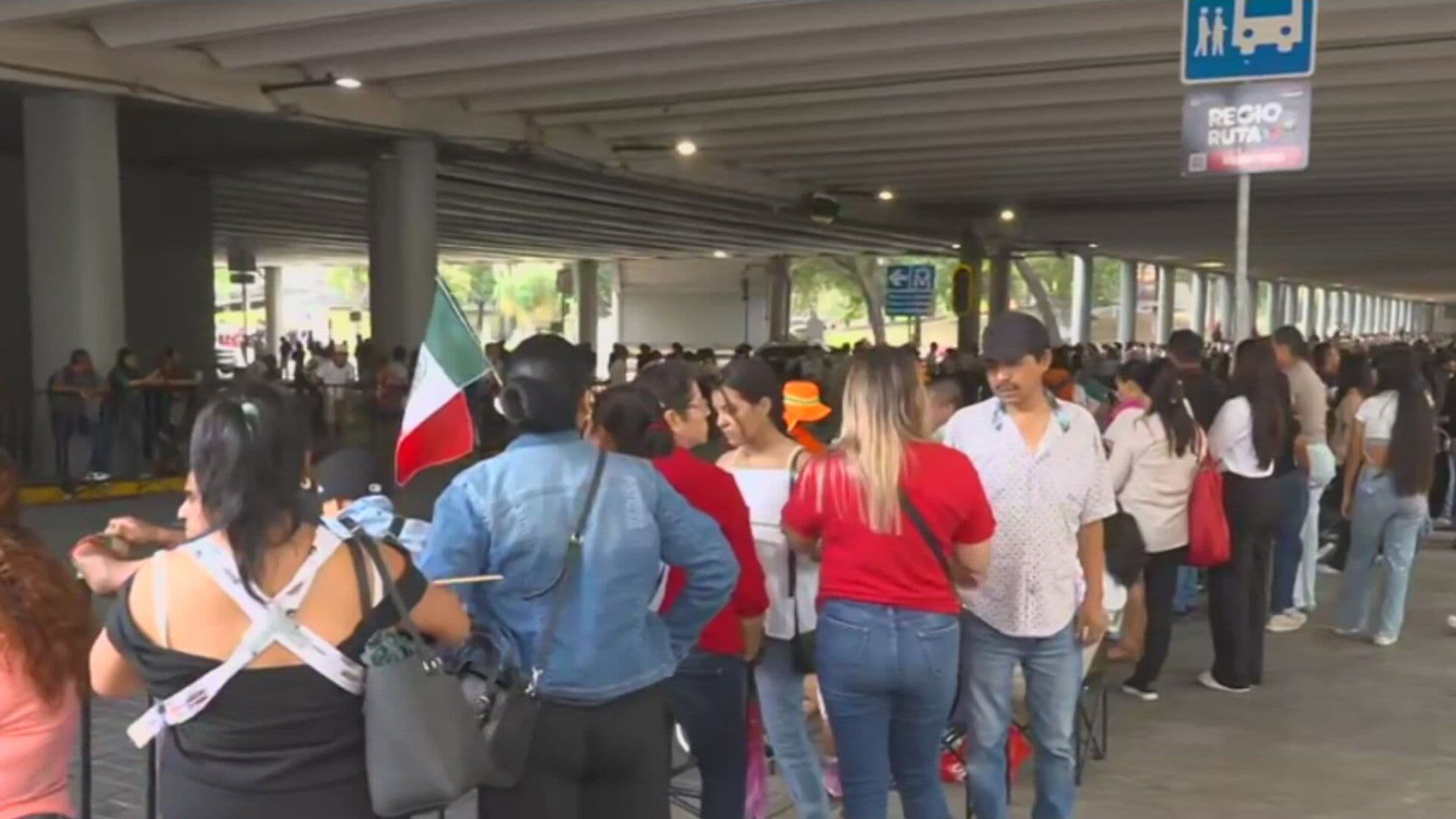 Llegan Familias al Centro de Monterrey para Ver el Desfile de Independencia