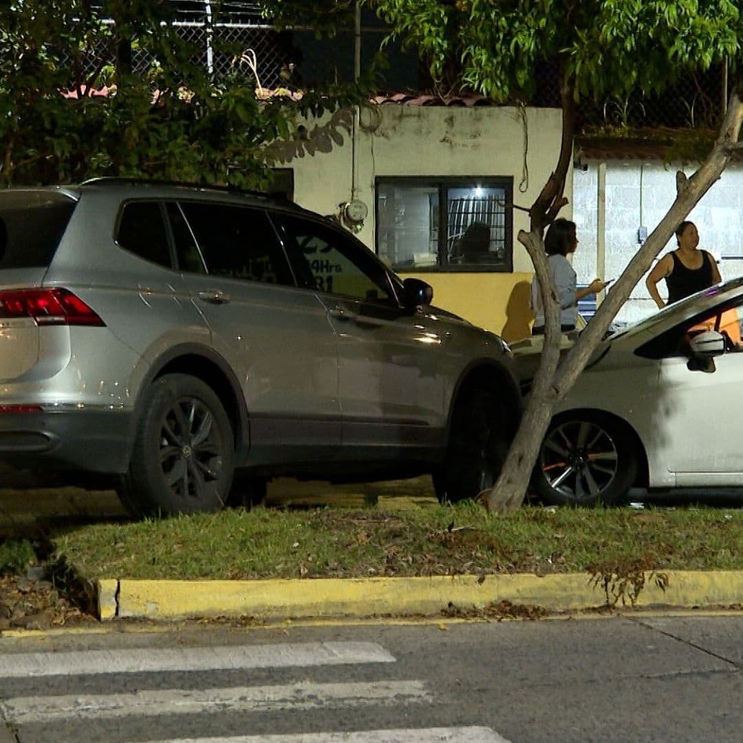 Mujer Presuntamente Huye de Policías y Choca Contra Otro Auto en Guadalajara