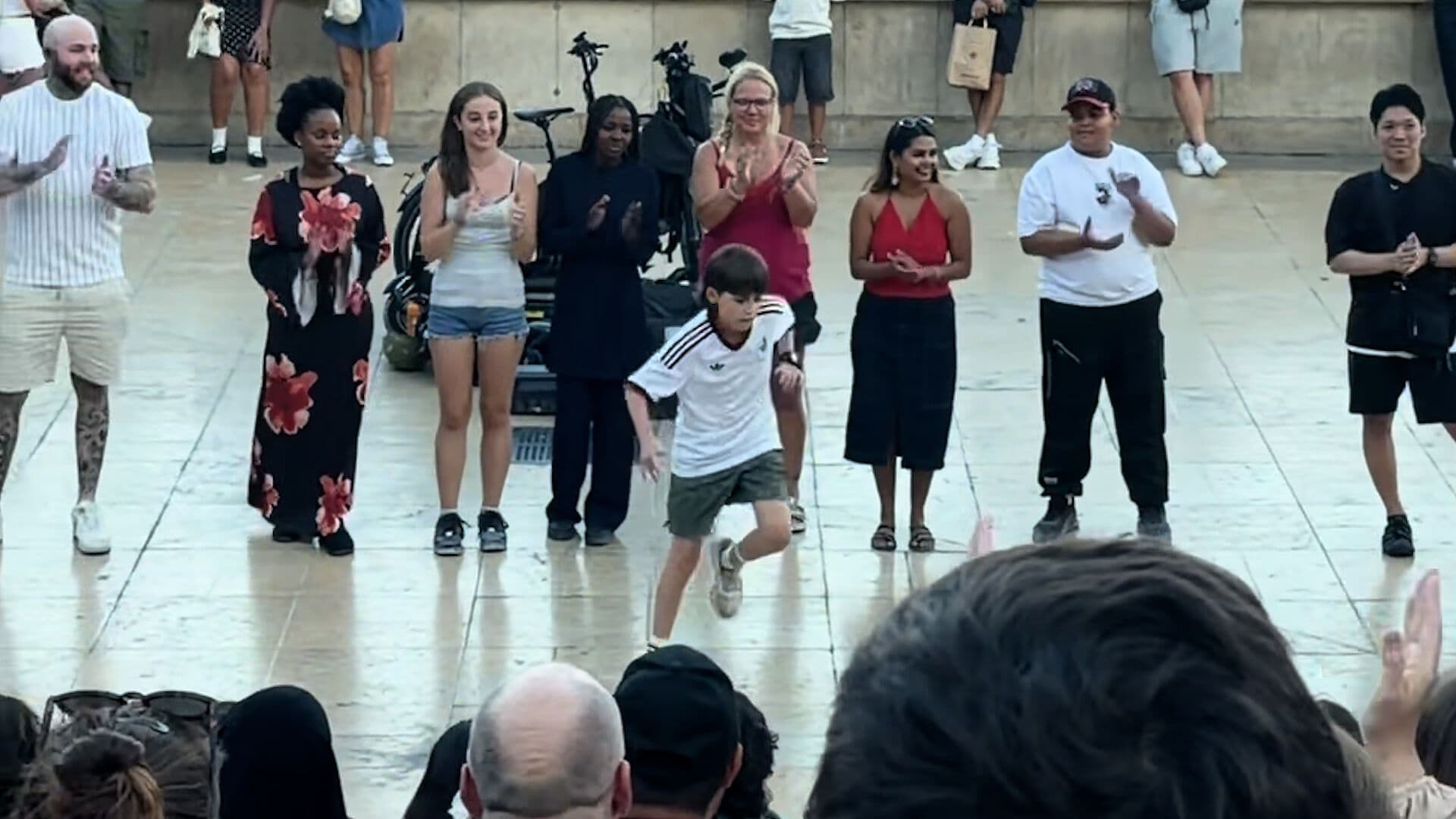 Niño Mexicano Celebra Independencia Bailando en la Torre Eiffel