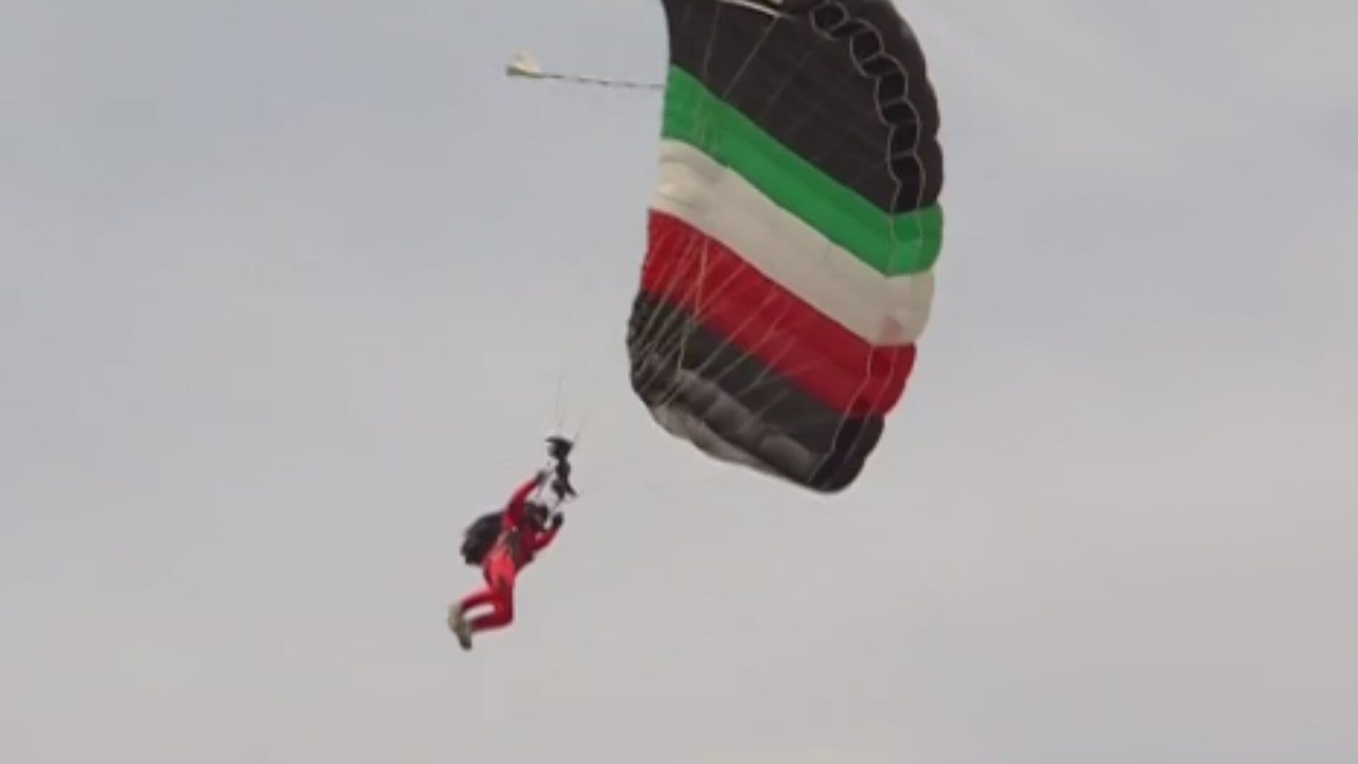 Guerreros Águila Realizan Salto Durante el Desfile Militar 2026