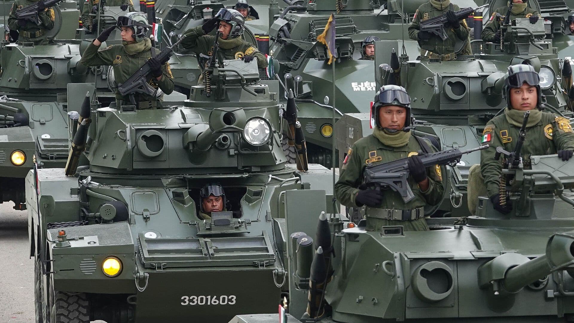 Cámara de N+ Capta el Desfile Militar Desde un Vehículo Blindado del Ejército