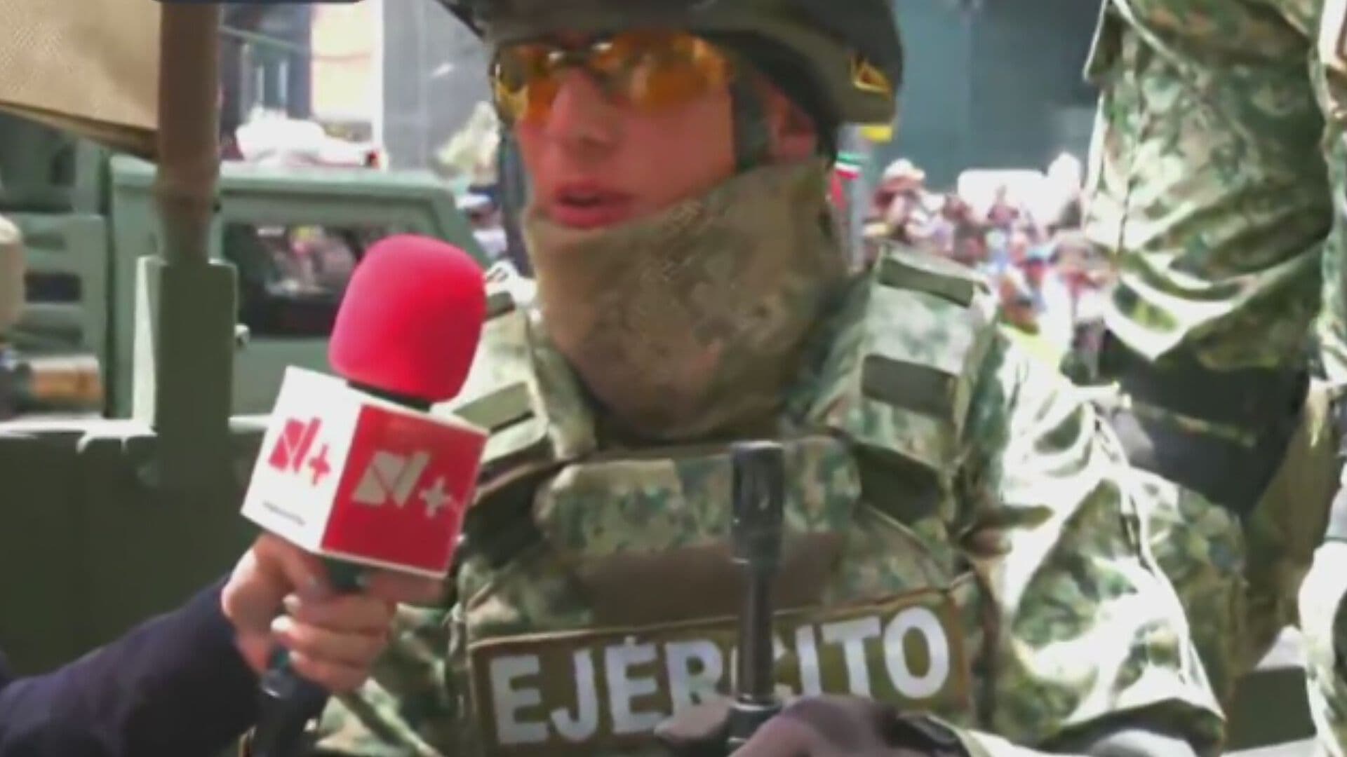 'Somos las Reinas de las Armas': Sargento Muestra con Orgullo sus Insignias