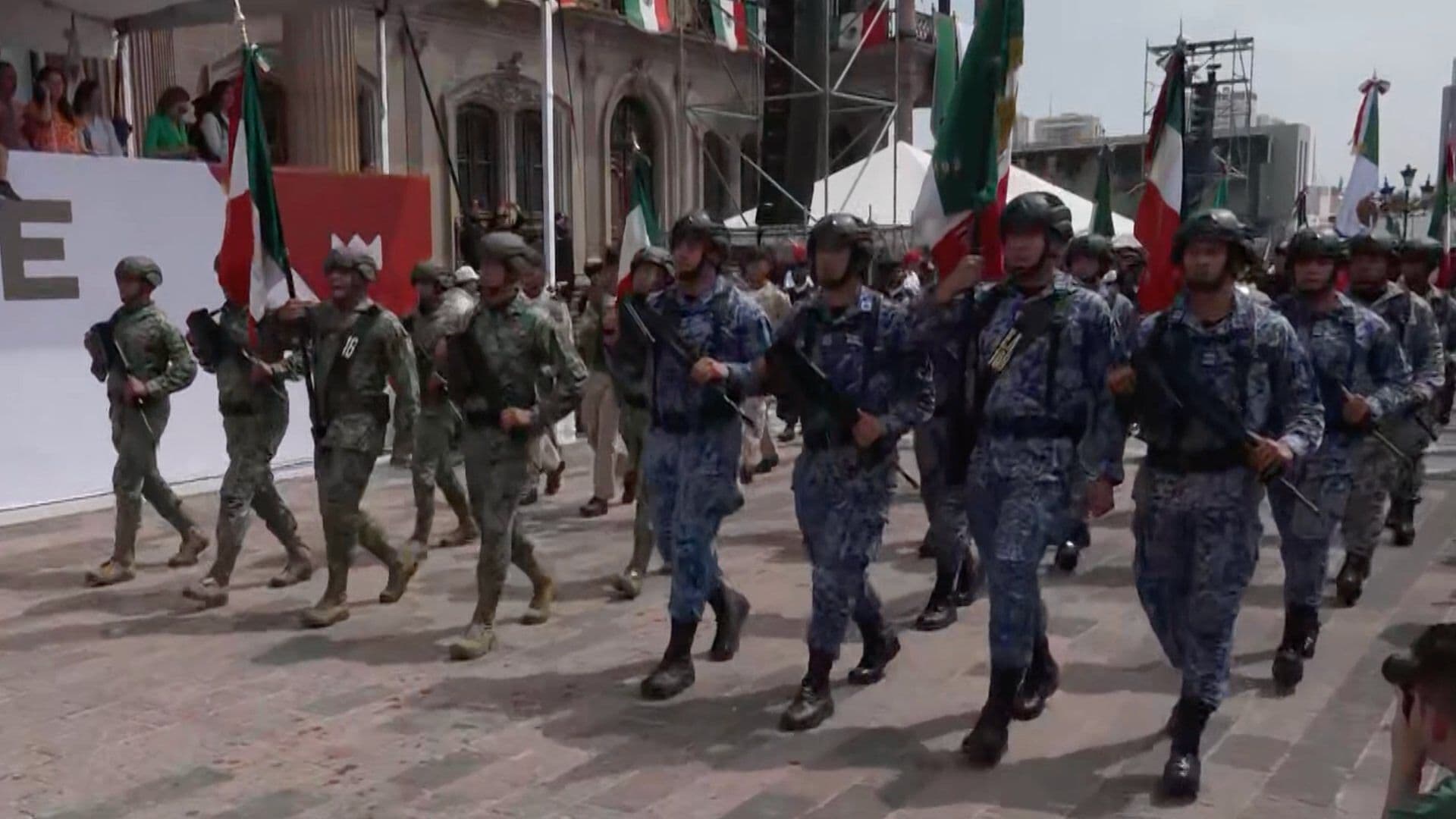 Familias Acuden a Macroplaza de Monterrey para Disfrutar Desfile de Independencia