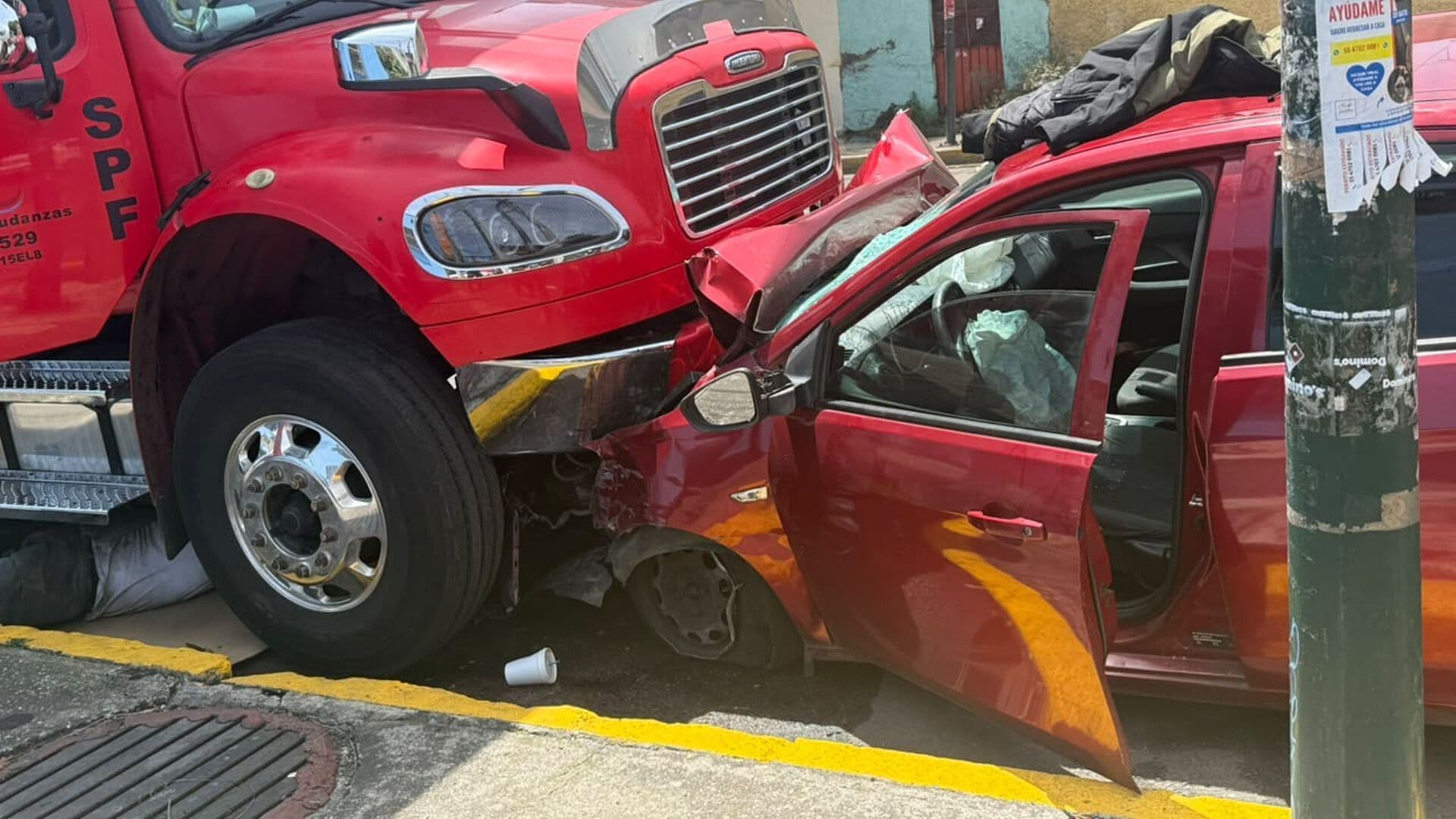 Fuerte Choque en la Colonia Obrera; Auto se Impacta con Camión Tortón