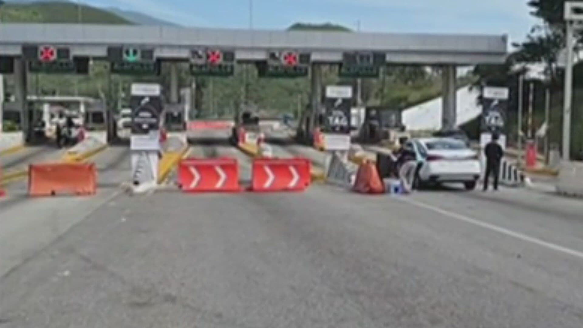Normalistas Toman Caseta en la Autopista del Sol