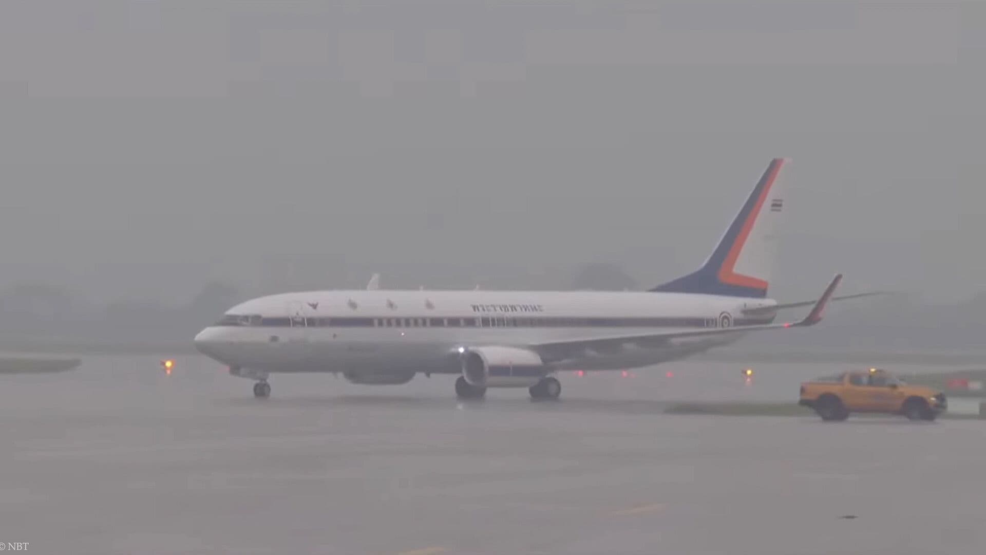 Rey y Reina de Tailandia Llegan Piloteando un Avión a Vietnam