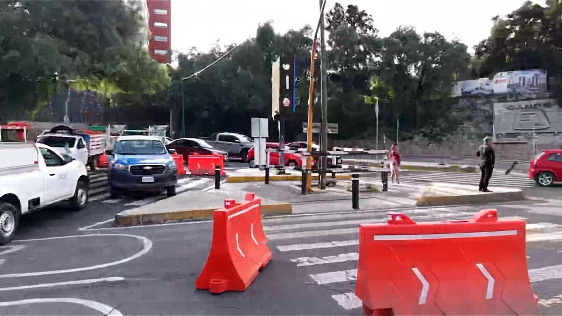 Cierran Avenida Gustavo Baz por Poste de Alta Tensión en Tlalnepantla